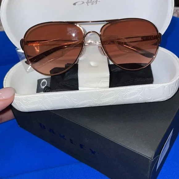 Oakley Caveat Women's Sunglasses - Rose Gold/VR50 Brown Gradient - Picture 4 of 5